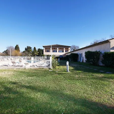 Les De Robinson 01 Standing Presta Apartment *